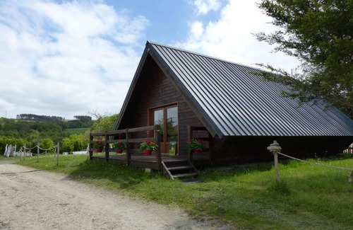 Le Vernet Cottage | Family chalet near Vichy, terrace, pets allowed