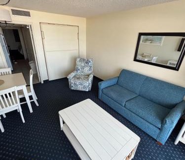 Crescent Beach Apartment | Family condo w splash area & balcony
