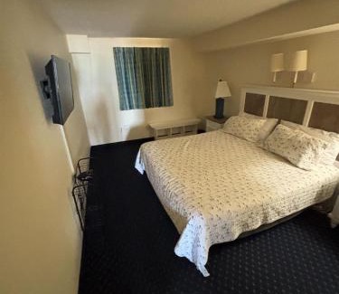 Crescent Beach Apartment | Family condo w splash area & balcony