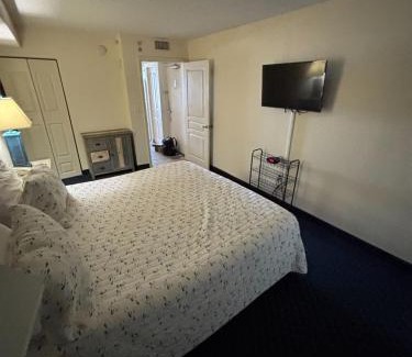 Crescent Beach Apartment | Family condo w splash area & balcony