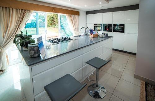 Walsall House | Family & Contractors 3 BR Bungalow Cot Garden Netflix Coffee Station