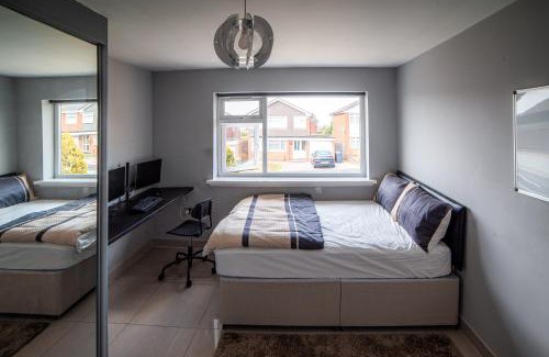 Walsall House | Family & Contractors 3 BR Bungalow Cot Garden Netflix Coffee Station