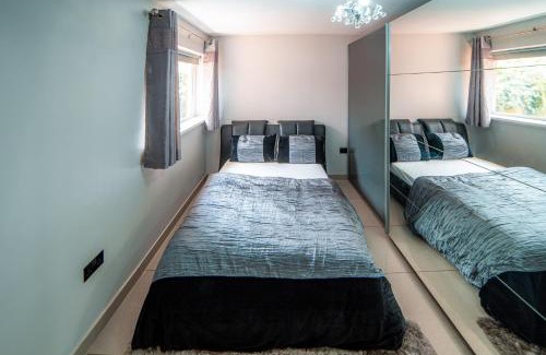 Walsall House | Family & Contractors 3 BR Bungalow Cot Garden Netflix Coffee Station