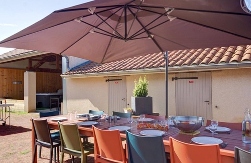 L'Hopital-le-Grand Cottage | Family Cottage with Jacuzzi and Pets Allowed in L'Hôpital-le-Grand