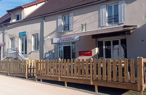 Louroux-de-Bouble Cottage | Family cottage with terrace and pets allowed in Louroux