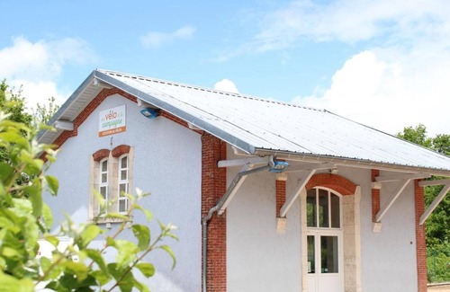 Louroux-de-Bouble Cottage | Family cottage with terrace and pets allowed in Louroux