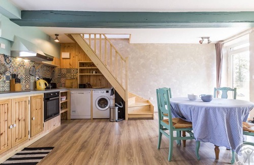 Savigny-le-Vieux Cottage | Family cottage with garden, pets allowed
