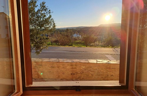 Castelo Branco Cottage | Family country house with swimming pool and open-plan kitchen.