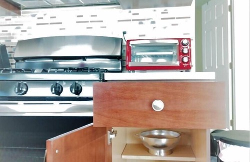 Edgewood House | ❣️Family/Couples Retreat near Airport|Cruise Port & Beach.