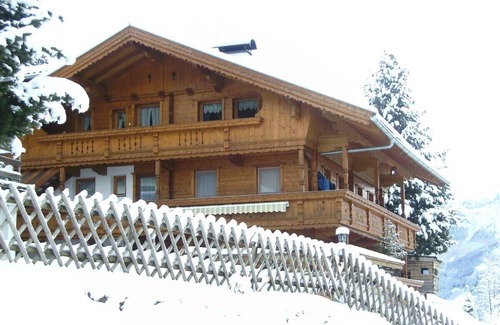 Hippach Apartment | family dwelling in the hills, skibus stops on the slope