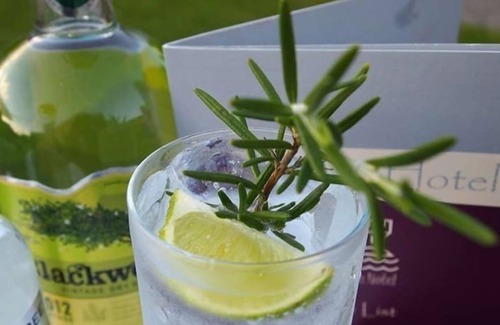 Inchture Hotel | Family Ensuite with Shower at Inchture Hotel