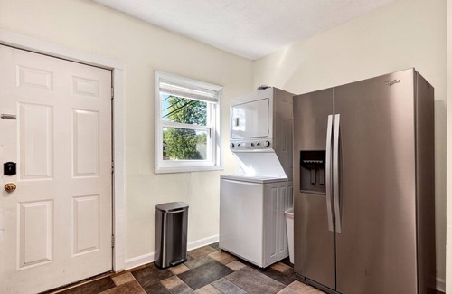 West Columbus House | Family Escape w/Grill, Playground & Picnic Table