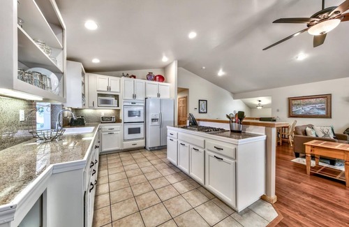 Pioneer Trail House | Family Favorite - Big Yard, Hot Tub, EV Charger, Pets, Trails