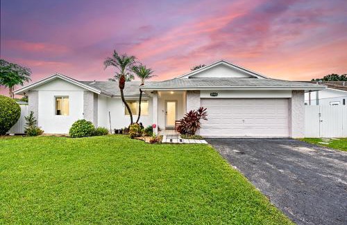 Homestead House | Family Favorite- Heated Pool, 2 Kings, Everglades