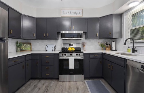Lee's Summit House | Family Favorite|Sleeps 7+King Beds|Walkable
