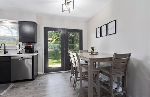 Lee's Summit House | Family Favorite|Sleeps 7+King Beds|Walkable