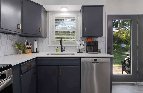 Lee's Summit House | Family Favorite|Sleeps 7+King Beds|Walkable