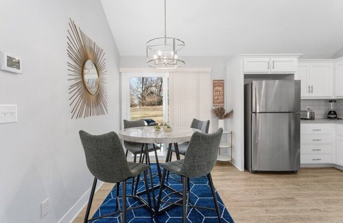 Claycomo House | Family Favorite Sleeps 8 4BR Wifi|Parking