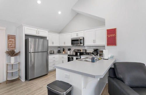 Claycomo House | Family Favorite Sleeps 8 4BR Wifi|Parking