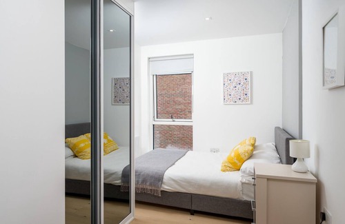 Tottenham Green Apartment | Family Flat with Balcony views in Tottenham-15mins from Central London