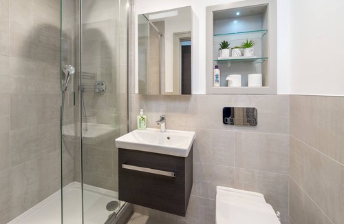 Tottenham Green Apartment | Family Flat with Balcony views in Tottenham-15mins from Central London