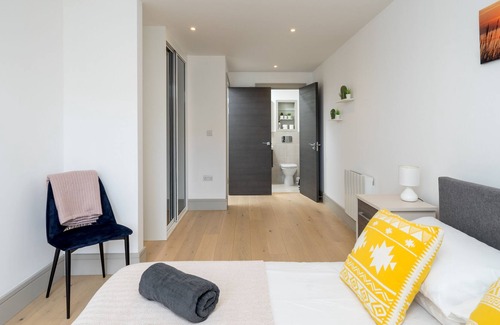 Tottenham Green Apartment | Family Flat with Balcony views in Tottenham-15mins from Central London