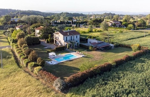 Santa Croce sull'Arno Apartment | Family-friendly B&B with pool