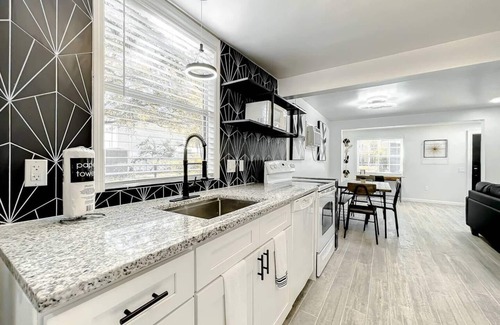 Wadeview Park House | Family-Friendly 2BR Wi-Fi + Pets Near Disney
