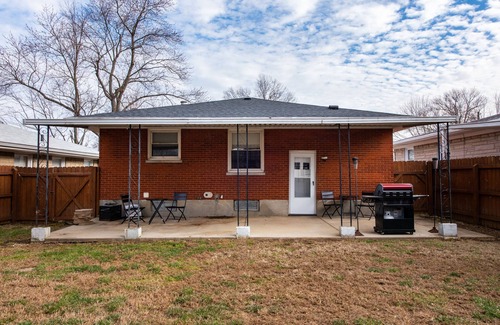 Iroquois House | Family Friendly 3 bed 2 bath close to many Louisville Landmarks