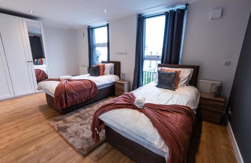 Belsize House | Family-Friendly 3-Bed Home Downstairs Bath & Bed Perfect Long Stays NW3