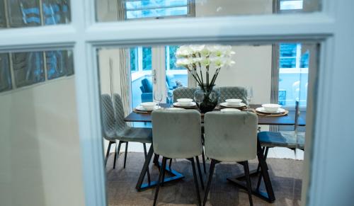 Belsize House | Family-Friendly 3-Bed Home Downstairs Bath & Bed Perfect Long Stays NW3