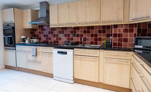 Belsize House | Family-Friendly 3-Bed Home Downstairs Bath & Bed Perfect Long Stays NW3