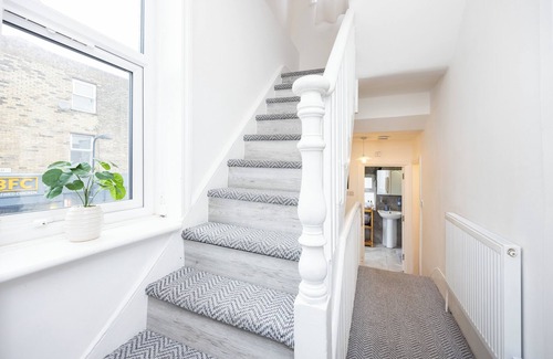 Stratford Apartment | Family friendly 3 bedroom flat very close to Stratford!