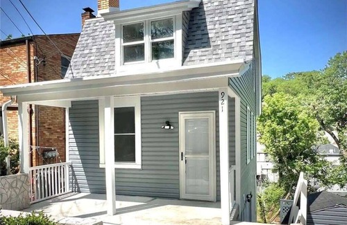 Castle Shannon House | Family Friendly 3-BR Bungalow near Attractions