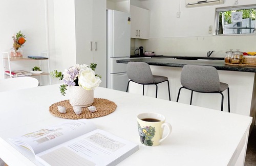 Murrays Bay Apartment | family-friendly 3BR flat by the bays - 3min walk to the beach