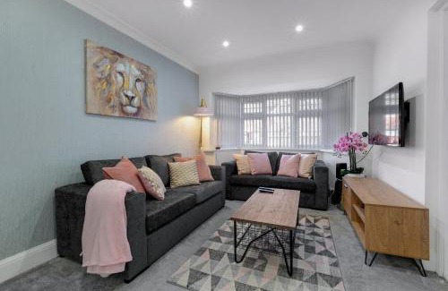 Birmingham House | Family-Friendly 4-Bed near Parks & Transport Links