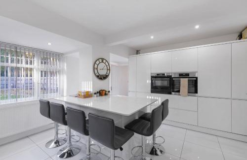 Birmingham House | Family-Friendly 4-Bed near Parks & Transport Links