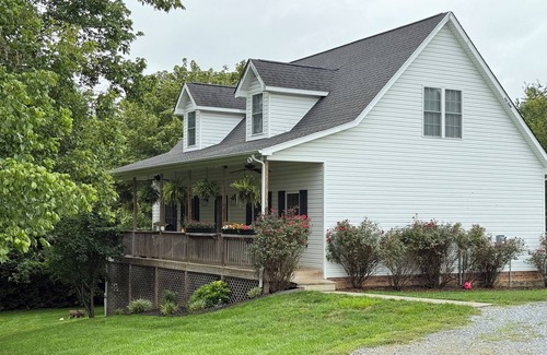 Troutville House | Family-Friendly 4 BR w.King Bed, EV Charger + Peloton + Mountain Views