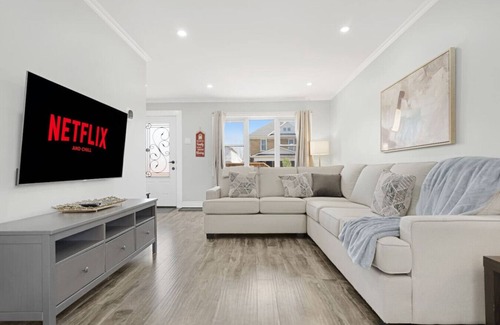 Niagara Falls House | Family Friendly 4BR and 6BD 4 Mins To Falls and Casino