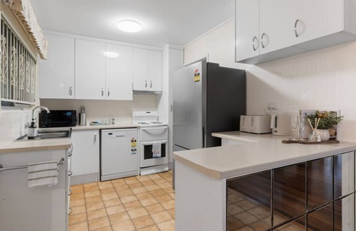 Sunnybank House | Family-Friendly 4BR Home Near Shops & Parks