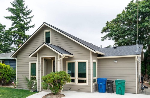 Broadview House | Family-Friendly 5BR House in Seattle with Backyard