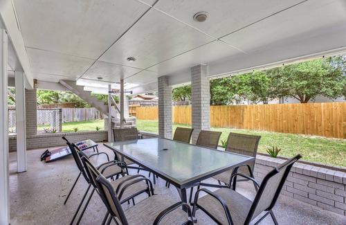 Leon Valley House | Family-Friendly 5BR HotTub Private Yard Near AFB & ThemeParks & Medical