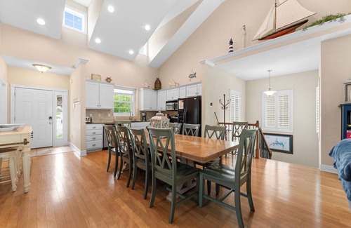 Hollister House | Family-Friendly 6BR Branson Getaway w/Hot Tub & Games
