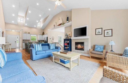 Hollister House | Family-Friendly 6BR Branson Getaway w/Hot Tub & Games