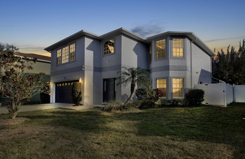 Bradenton House | Family friendly activities for all ages! Pool, Golf, Corn-Hole, Fishing & more!