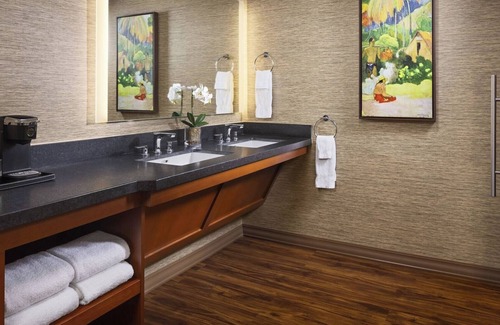 Crown Point Hotel | Family-Friendly Bayfront Double Suite | Steps from the Sand