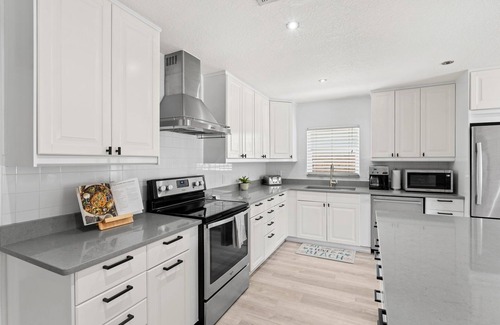 Cleggmoor House | Family-Friendly Beach House – Private Pool, Balcony, BBQ Grills & Prime Location!