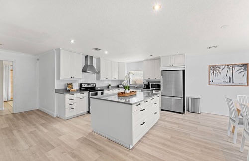 Cleggmoor House | Family-Friendly Beach House – Private Pool, Balcony, BBQ Grills & Prime Location!
