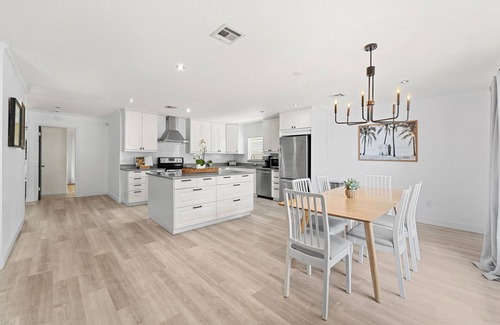 Cleggmoor House | Family-Friendly Beach House – Private Pool, Balcony, BBQ Grills & Prime Location!