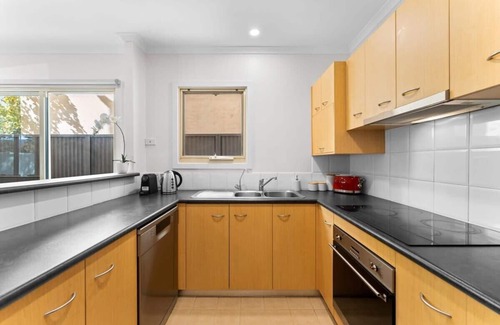 Adelaide Central Business District Apartment | Family friendly/CBD/3BR Apt/Hurtle Square